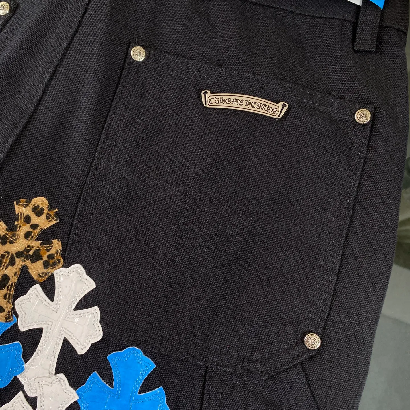 P270 CH Chromehearts limited edition leopard print blue and white cross stitched leather black work jeans logging pants. The counter price is 34W level. The patchwork cross pattern is embellished and the jeans are washed! ! An absolutely high-end luxury product, a 1.9W-level god-level single product, a super popular product, made by top heavy industry, a magic weapon that cannot be missed! [About Zangyin] This is an extremely luxurious fashion brand that can also be called the aristocracy of the high street. It has always been an exclusive brand for some hipsters or rich second generations. Compared with ordinary high streets, it is more luxurious and noble. Compared with luxury brands, it is more fashionable and individual. It has always been a brand that I have a special liking for. [Top heavy industry fashion design] Consistently high-street luxury style. Speaking of this style, the Zangyin family and GU family are definitely the leading representative brands. Especially the Zangyin family has really achieved a state-of-the-art effect in creating high-street style. The unique washed material is used to create this style. The color system is already quite eye-catching. After it is decorated with patchwork cross flowers, it cleverly highlights the charm of the brand. Secondly, this style uses classic The high-waist cutting design highlights the long legs and fashionable temperament of the upper body. The brand is highly recognizable and the slim fit configuration is more suitable for daily wear. It is a product that interprets personality, fashion, and specifications at a glance. This single product is enough to make any fan excited. It can be a white T-shirt for a youthful college style, or a tight suspender for a royal style. It has strong matching ability and can be easily controlled by men.  [Materials and craftsmanship] Needless to say, this point goes without saying. As an excellent craftsman brand, Zangyin’s requirements for details and craftsmanship are really perfect. The washed color of this model has gone through so many processes, not to mention the embellishment of denim appliques. It is also purely hand-made and sewn. Just like what they believe in, only hand-made things have soul and have the meaning of wear. A top-notch heavy-duty fashionable denim item, I look forward to your perfect interpretation! !  Color: Black Size: 28-36